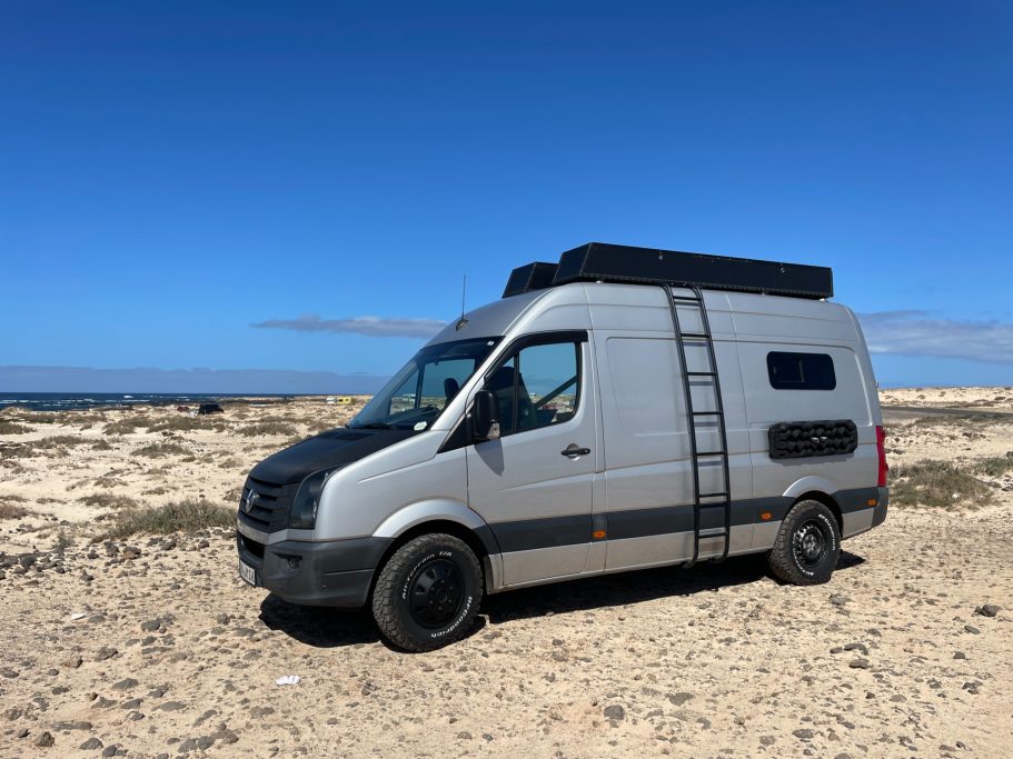VW Crafter als Camper mit Seitenleiter