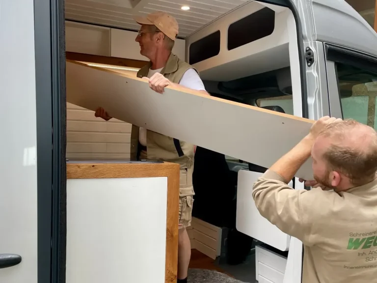 Das Fichtel-Van Team bei der Montage im Campervan