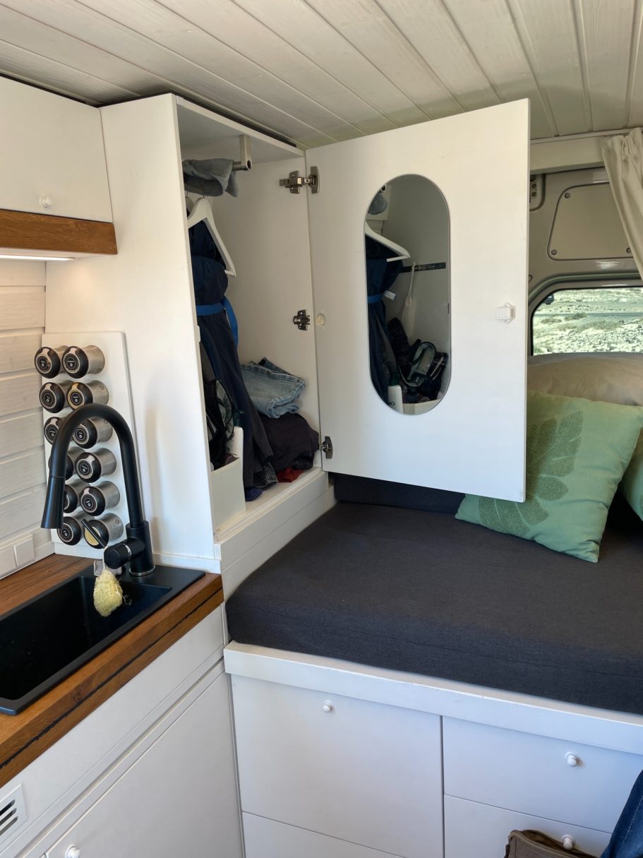 Garderobenschrank mit Spiegel im Campervan