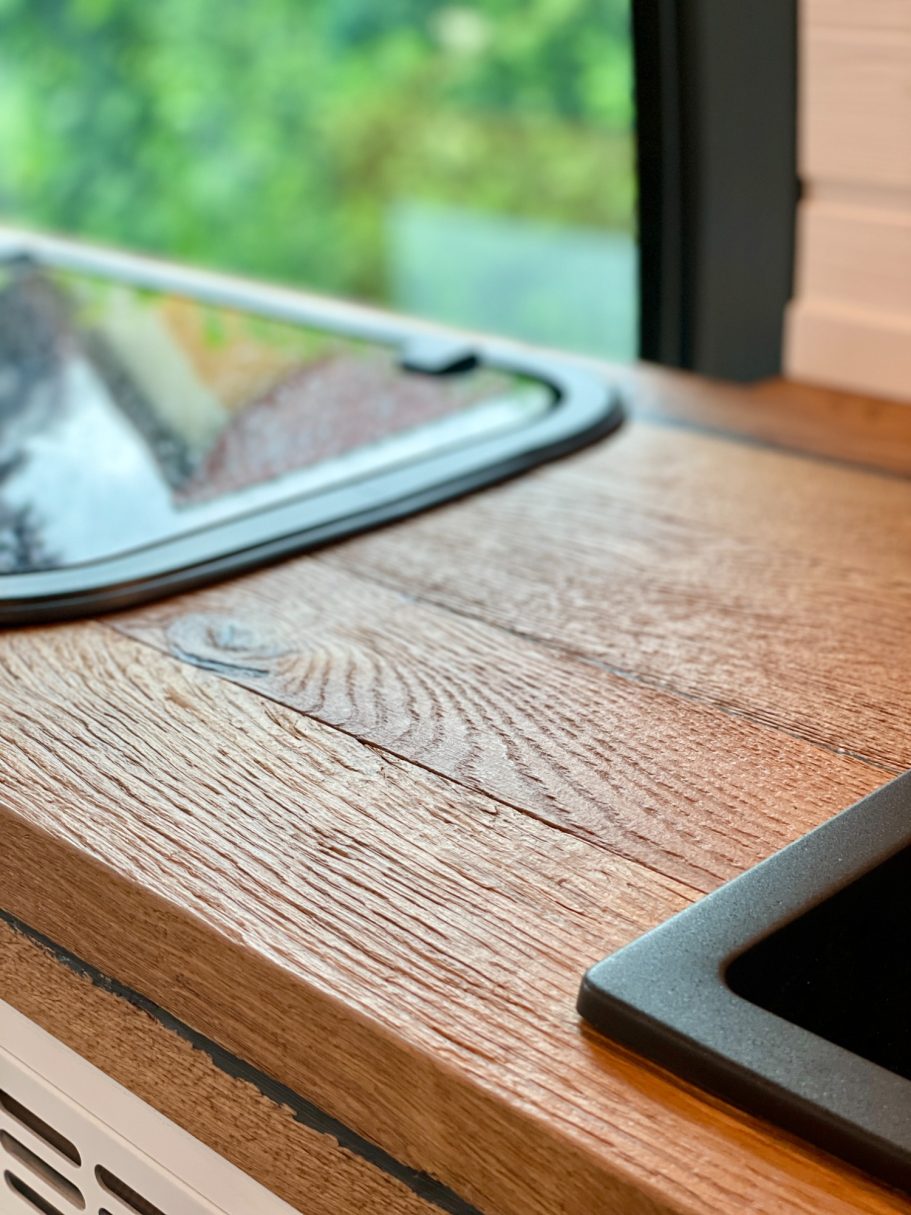Tischplatte aus Eiche Holz im Campervan
