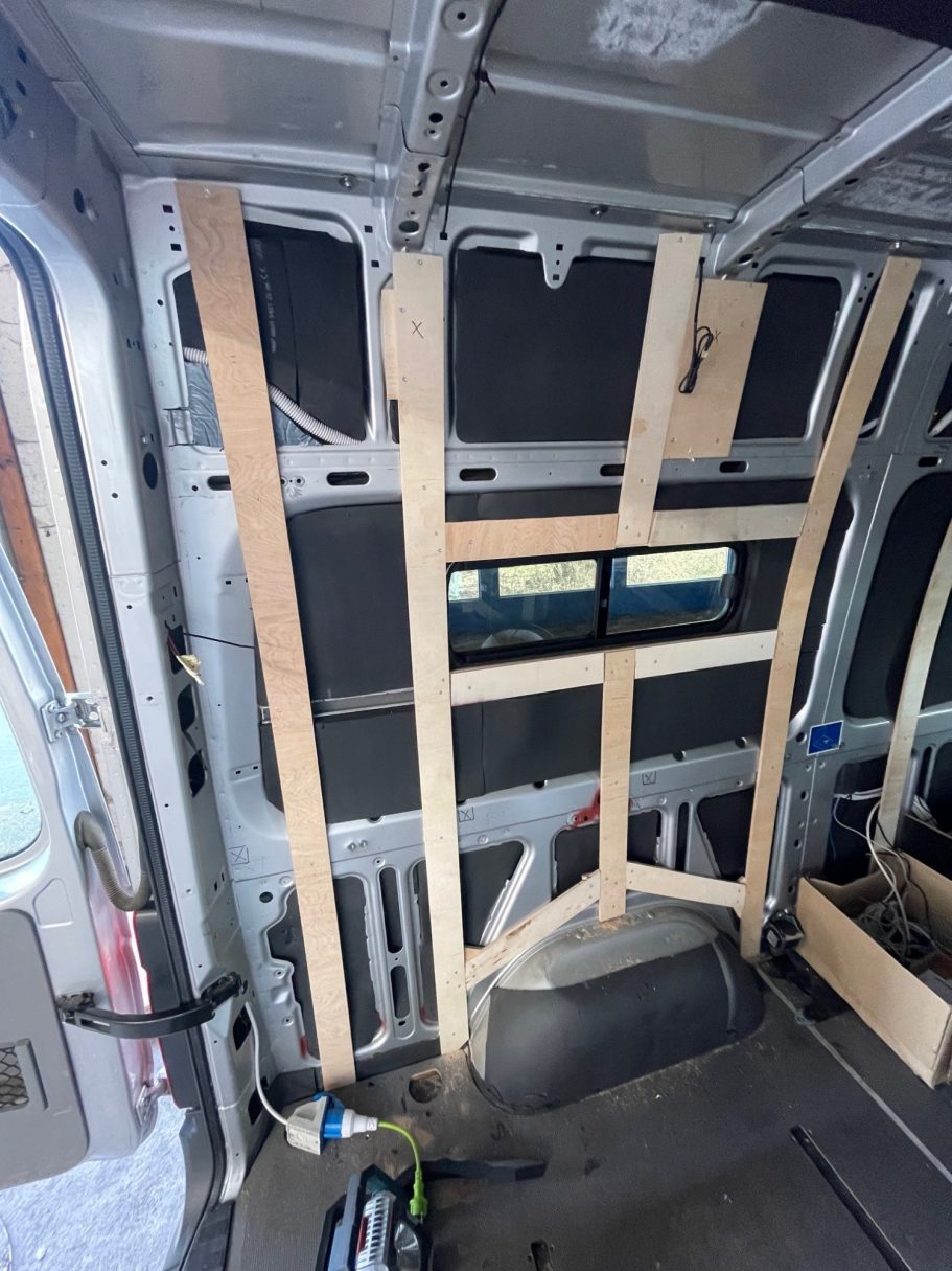 Unterkonstruktion aus Holz beim Camper Ausbau