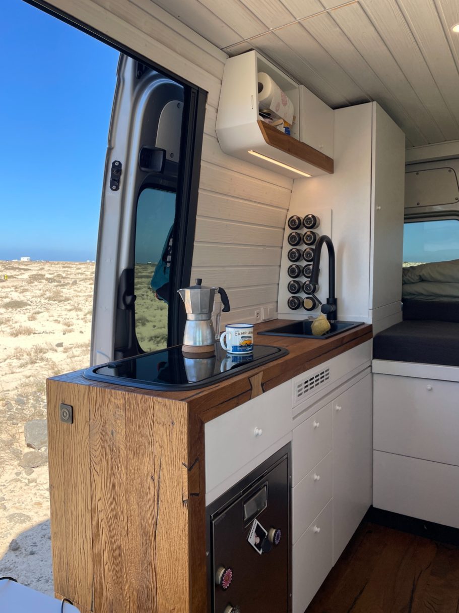 Küchenzeile im Camper weiß- Eiche Holz